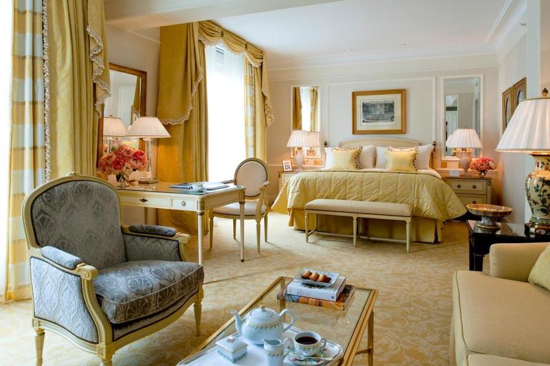 Интерьер номера отеля Four Seasons Hotel George V в Париже